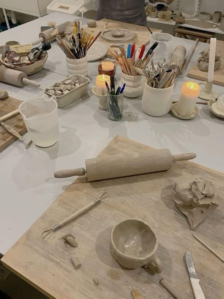Atelier céramique — modelage sur argile